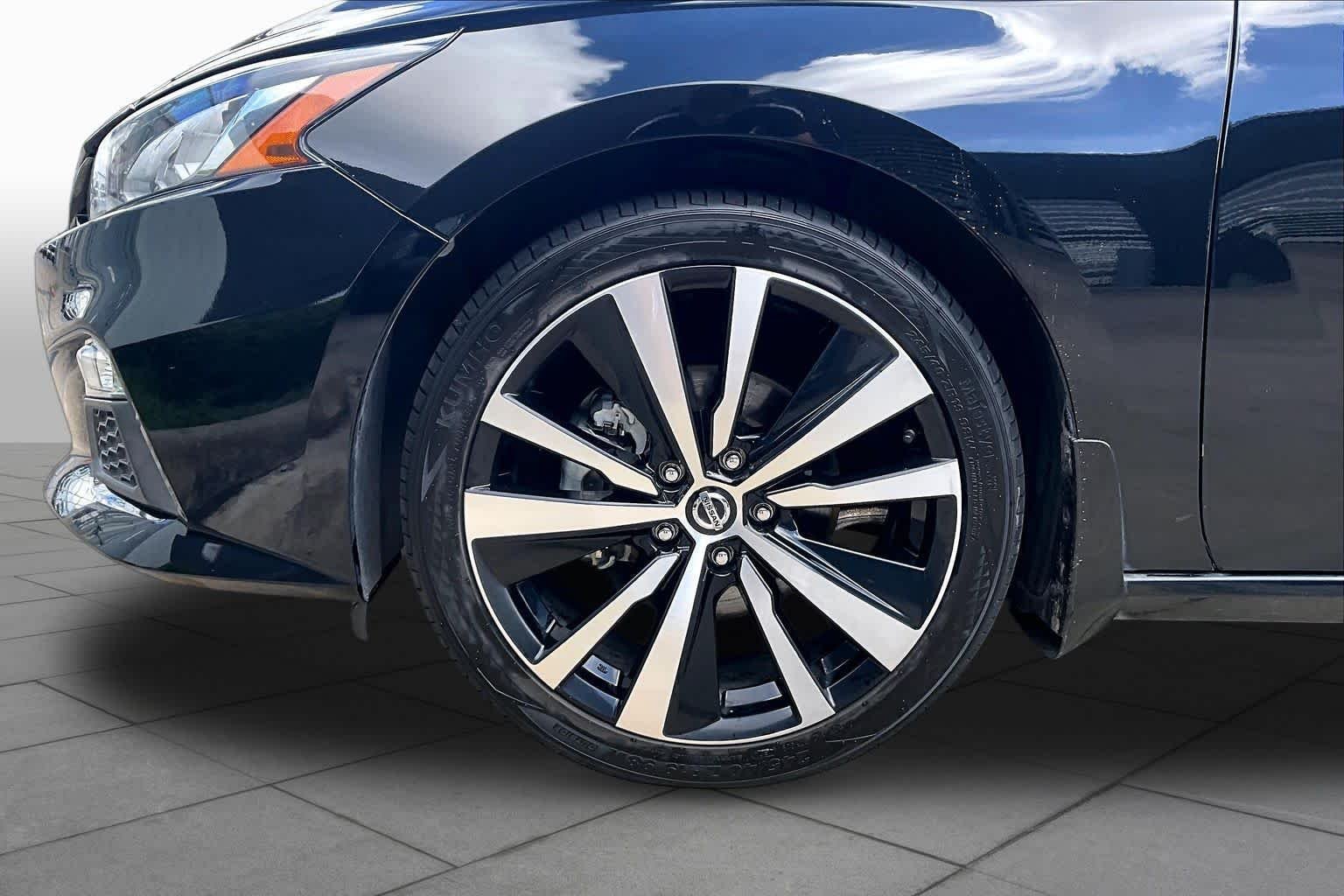 Used 2021 Super Black Nissan 2.5 SR image 11