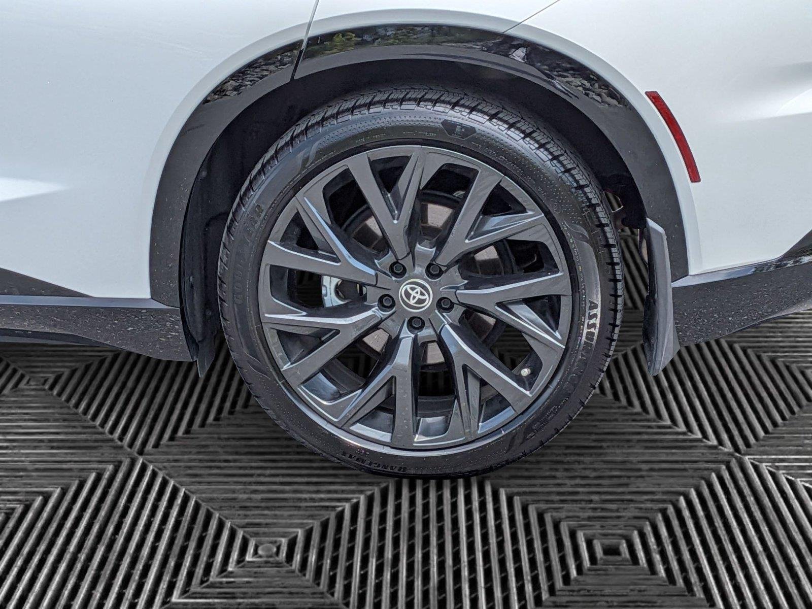 Used 2025 Oxygen White Toyota Limited image 9
