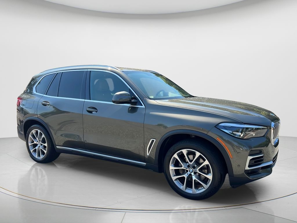 Used 2022 Green BMW sDrive40i image 3