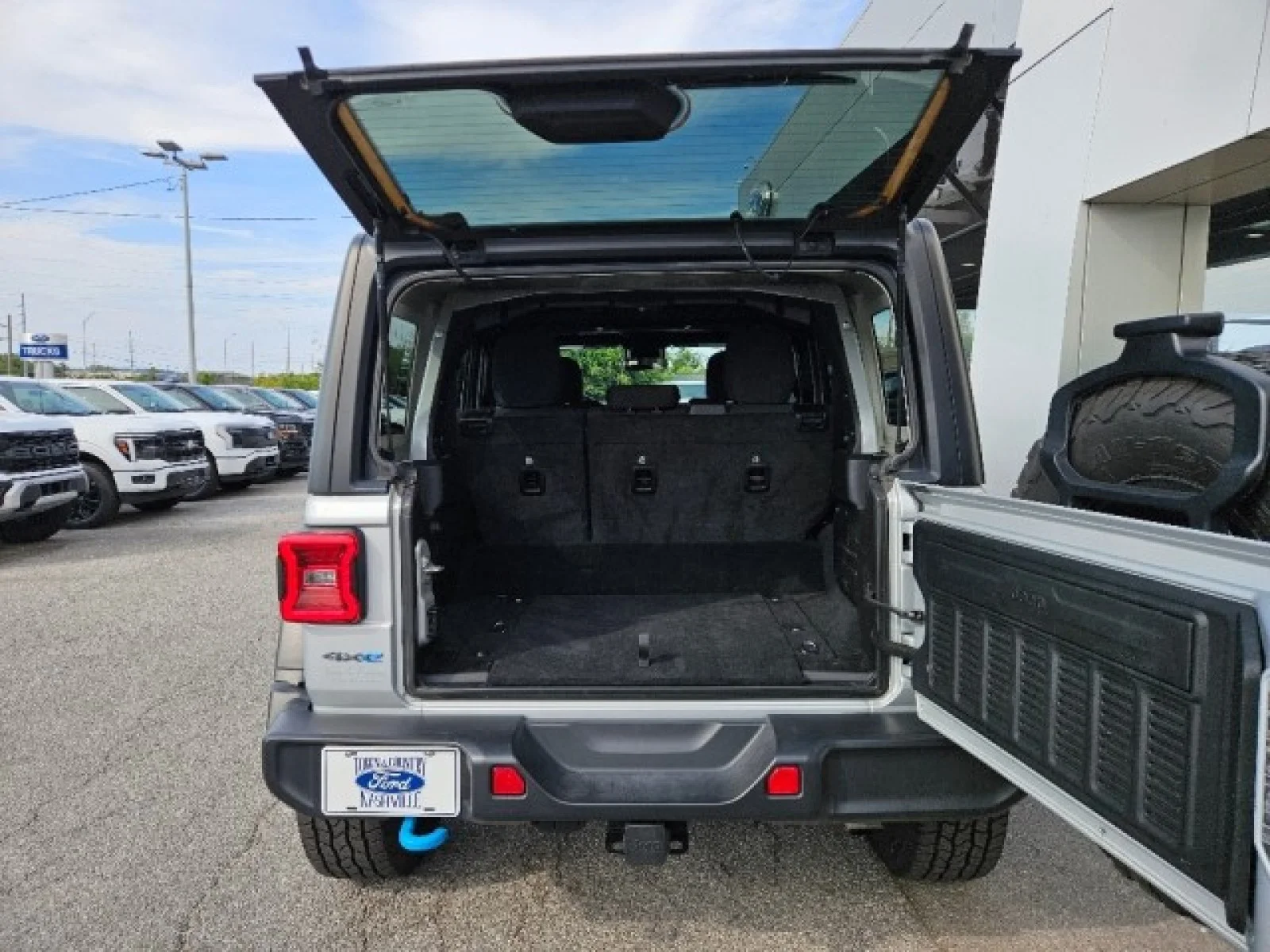 Used 2024 Silver Jeep Rubicon image 11