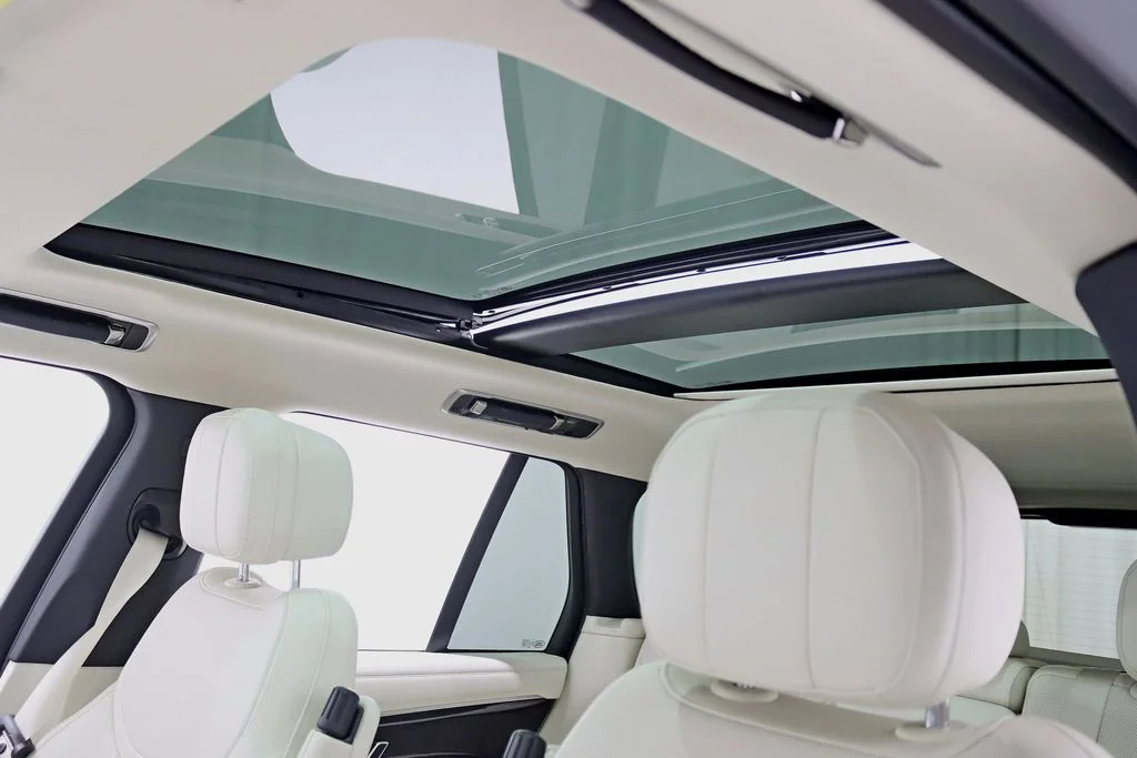 Used 2023 White Land Rover SE image 29