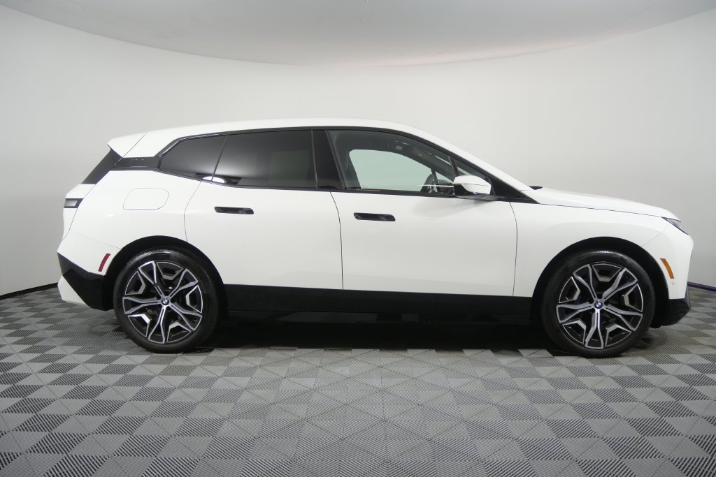 Used 2024 Alpine White BMW xDrive50 image 3