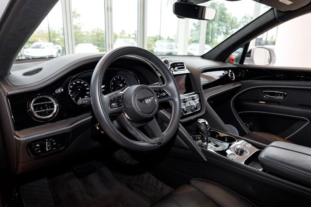 Used 2023 White Bentley  image 32