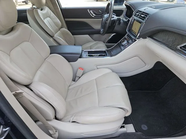 Used 2017 Sapphire Blue Metallic Lincoln Select image 27