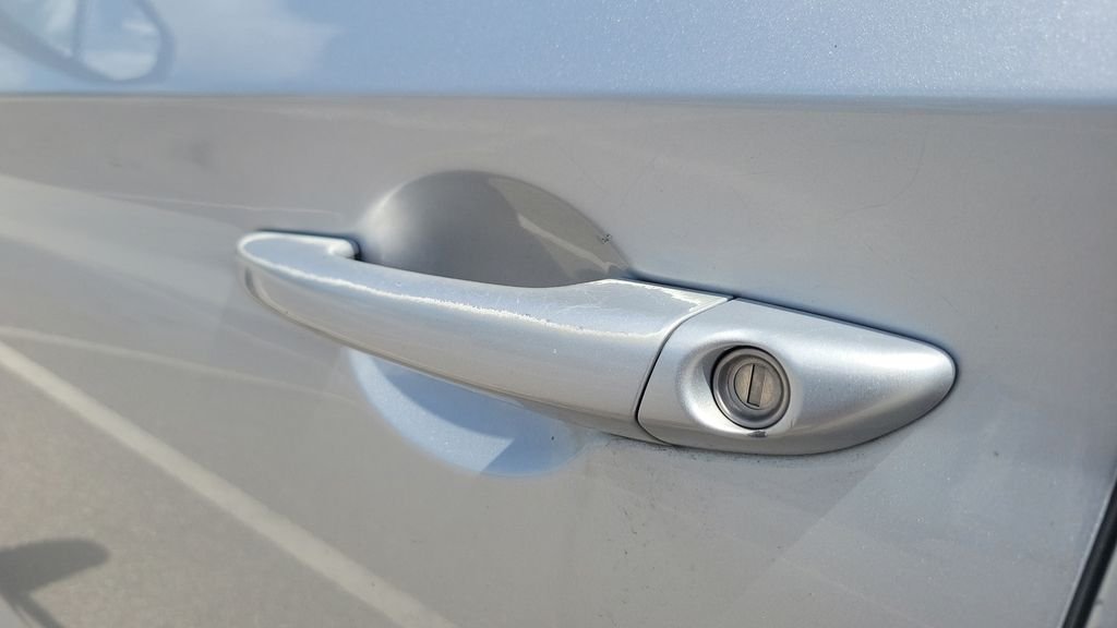 Used 2016 Silver Hyundai SE image 9