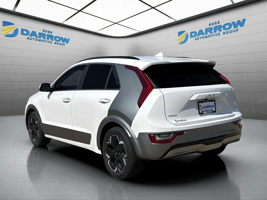 Used 2023 White Kia Wave image 3