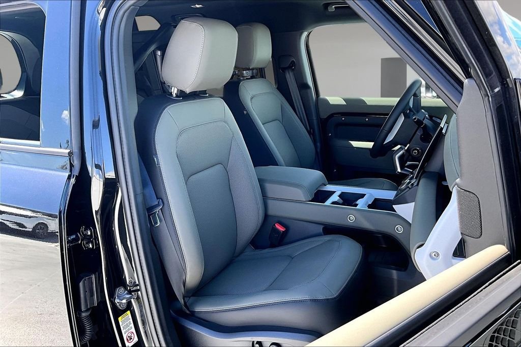 New 2026 SANTORINI BLACK Land Rover X-Dynamic SE image 11