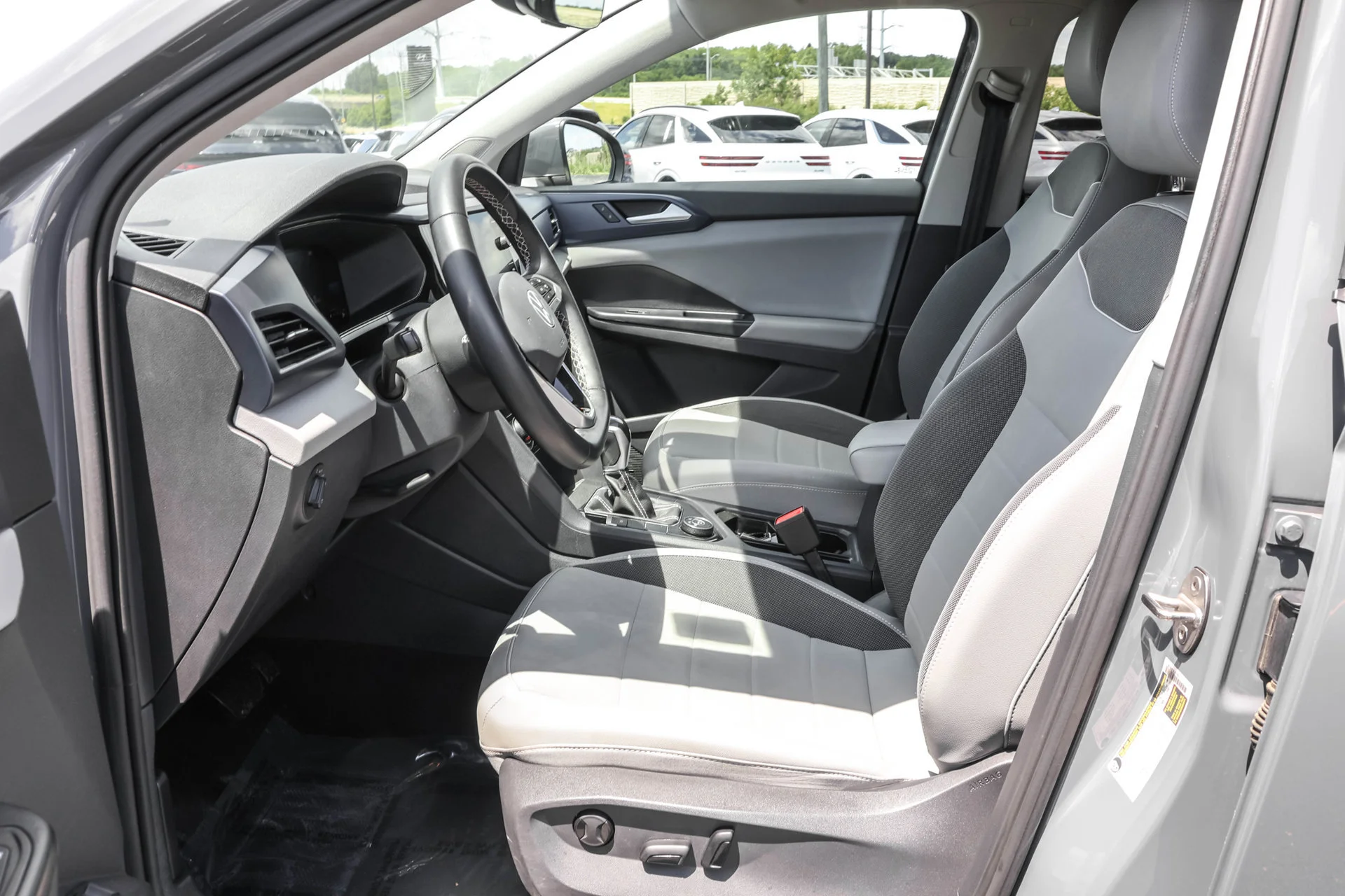 2023 Volkswagen Taos SE - Photo 7