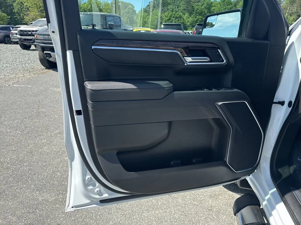 Used 2025 White GMC Elevation image 26