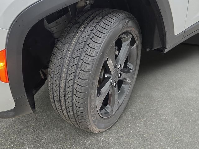 Used 2024 Silver Jeep Altitude X image 29