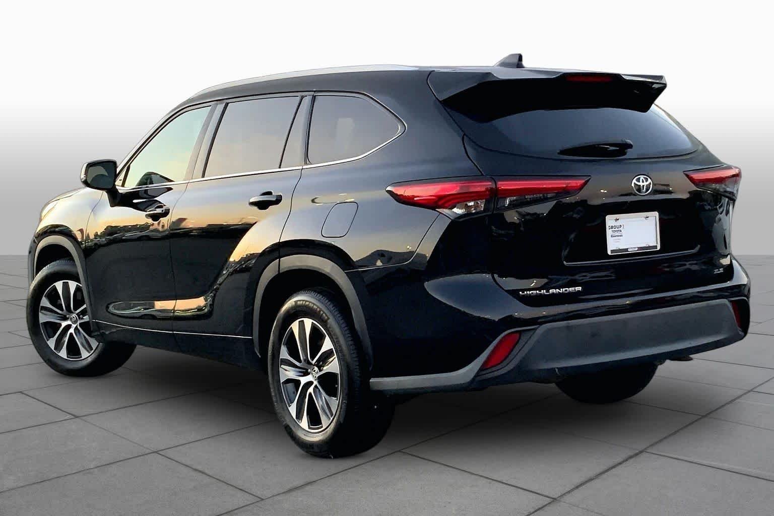 Used 2022 Midnight Black Metallic Toyota XLE image 11