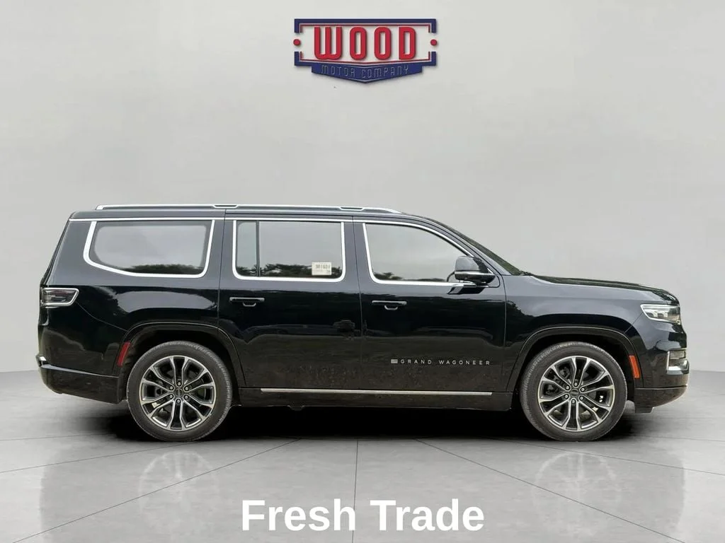 Used 2022 Diamond Black Crystal Pearlcoat Jeep Series III image 6