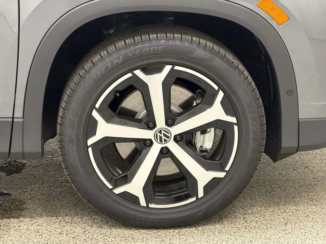 New 2026 Platinum Gray Metallic Volkswagen SE image 10