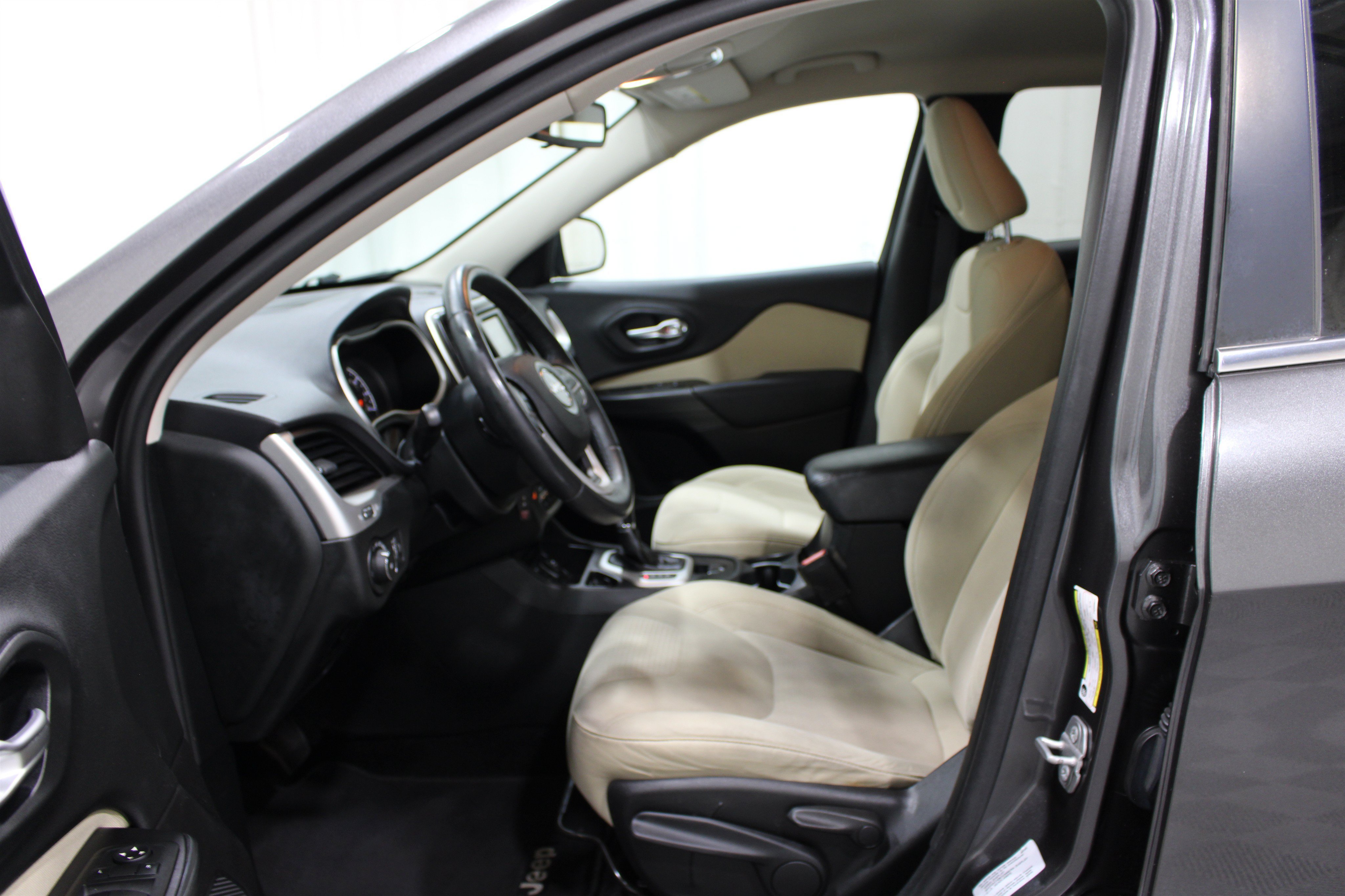 Used 2015 Granite Crystal Metallic Clearcoat Jeep Latitude image 3