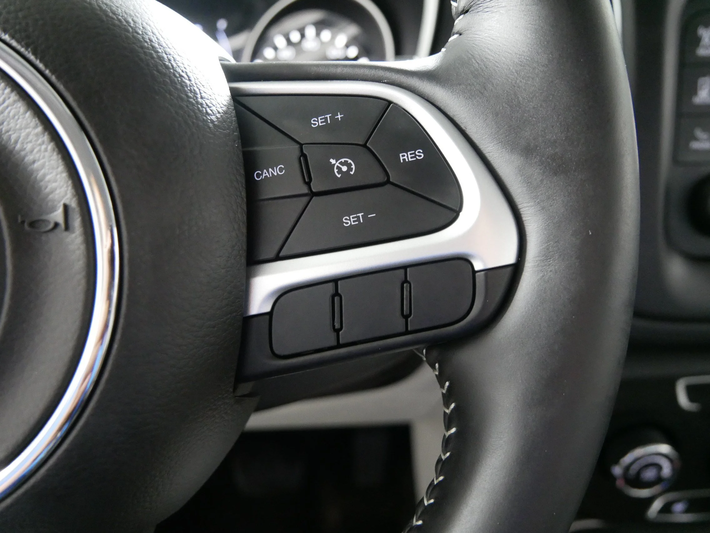 Used 2017 Diamond Black Crystal Pearlcoat Jeep Latitude image 28