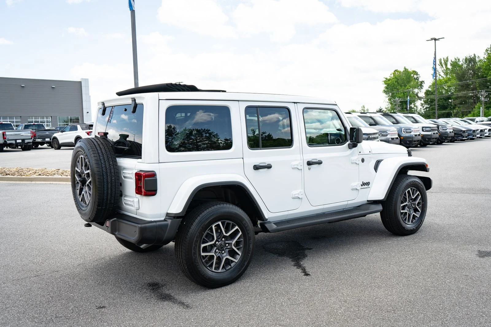 New 2026 Bright White Clear-Coat Exterior Paint Jeep Sahara image 9
