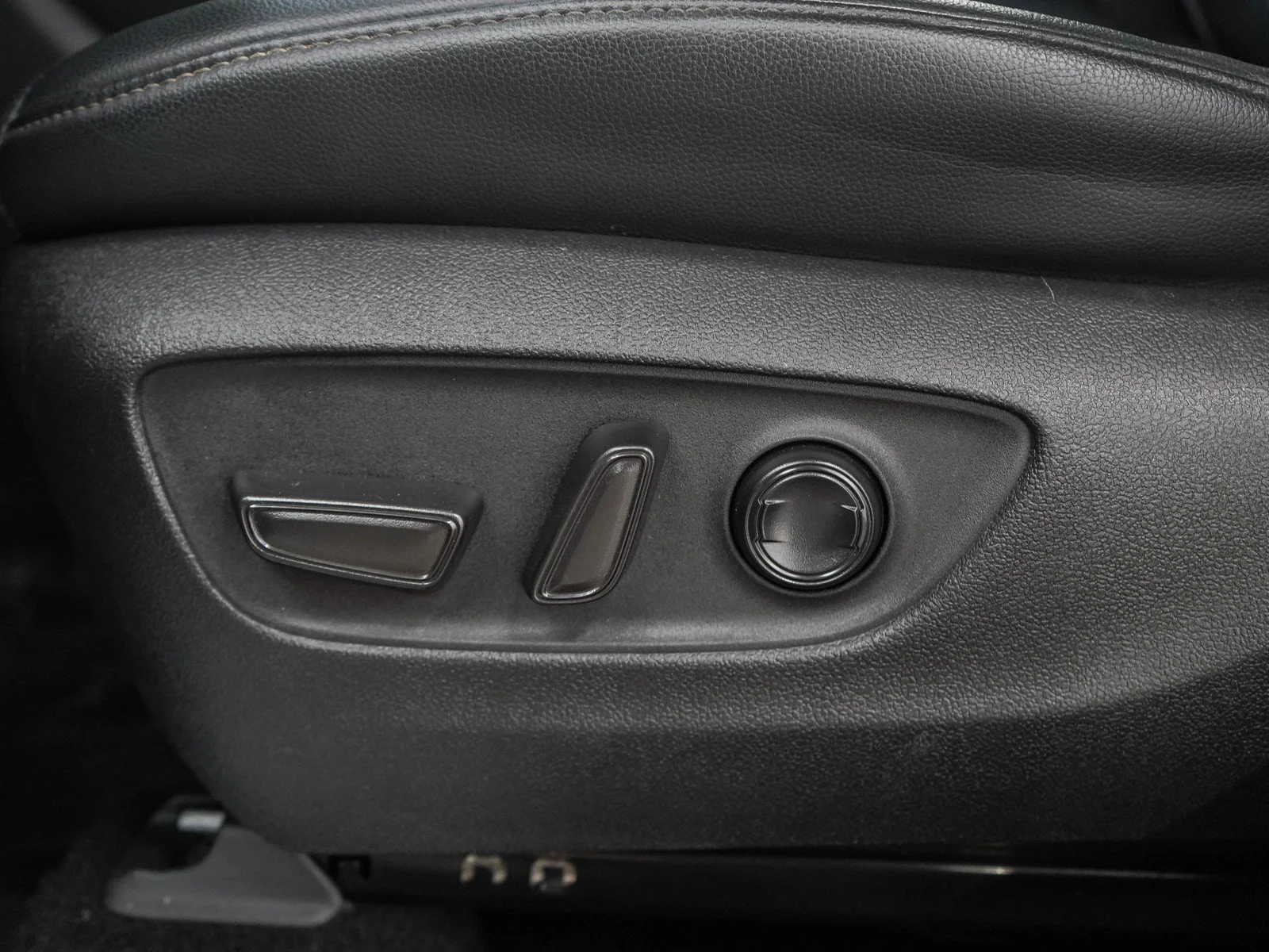 Used 2022 Red Toyota Platinum image 28