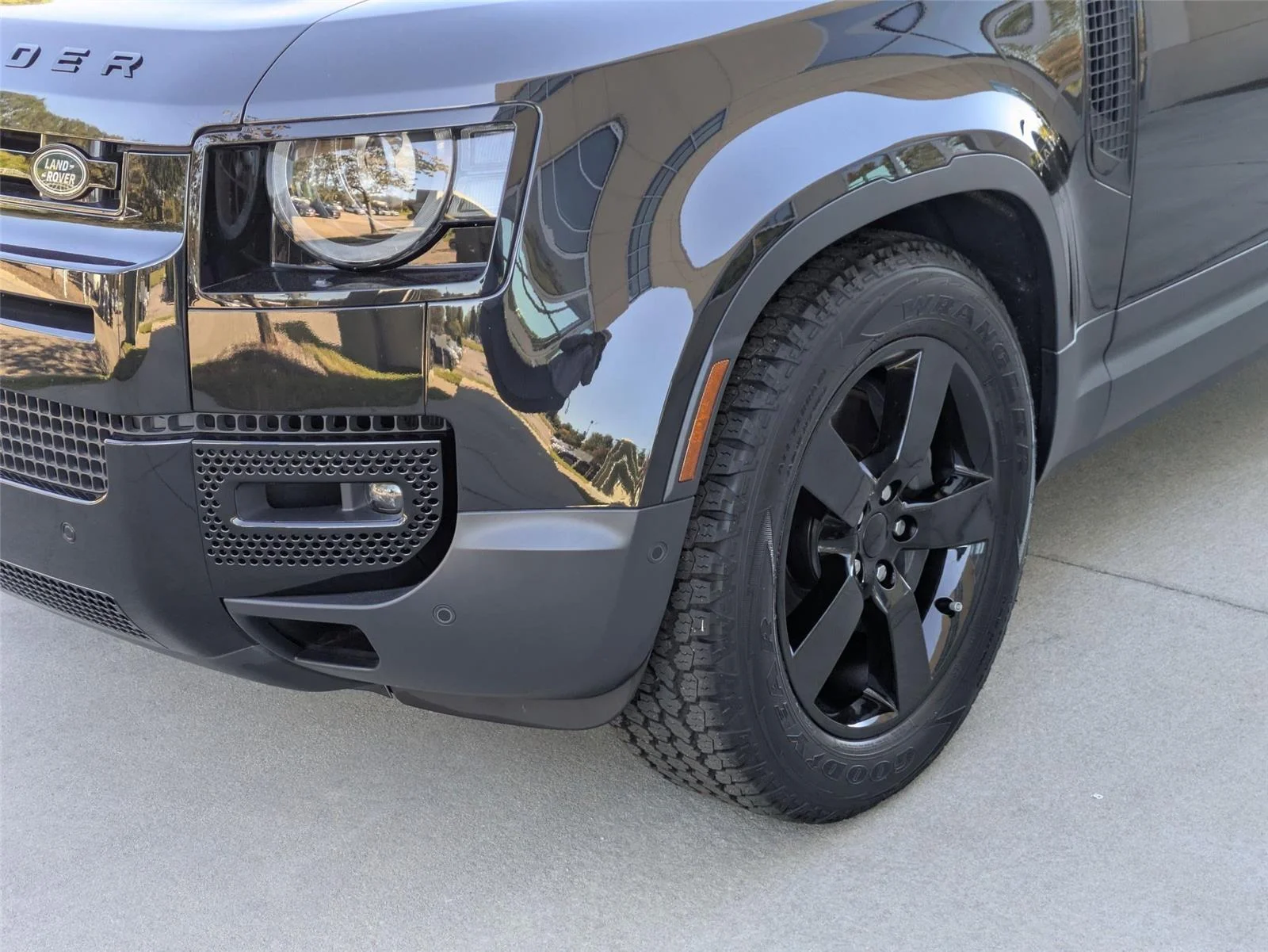 Used 2024 Santorini Black Metallic Land Rover SE image 9