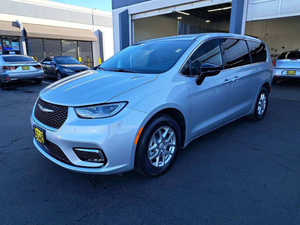 2026 Chrysler Pacifica Select's photo