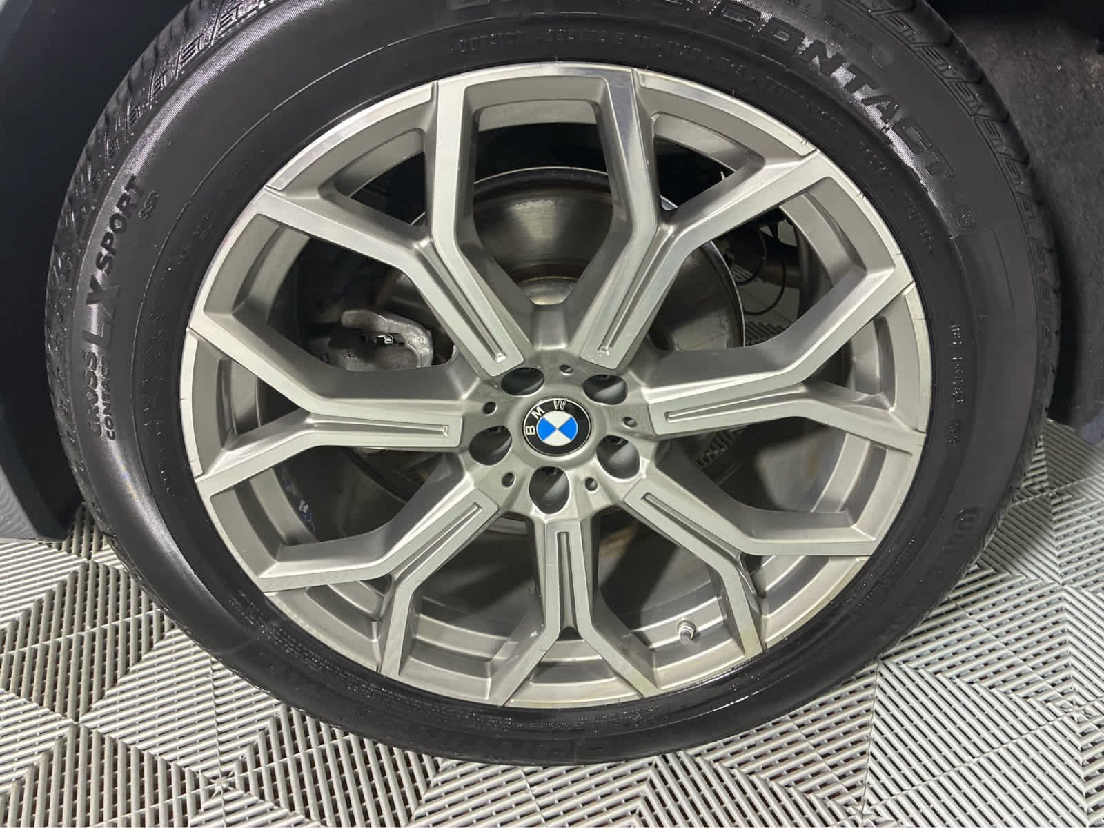 Used 2024 Skyscraper Grey Metallic BMW xDrive40i image 9