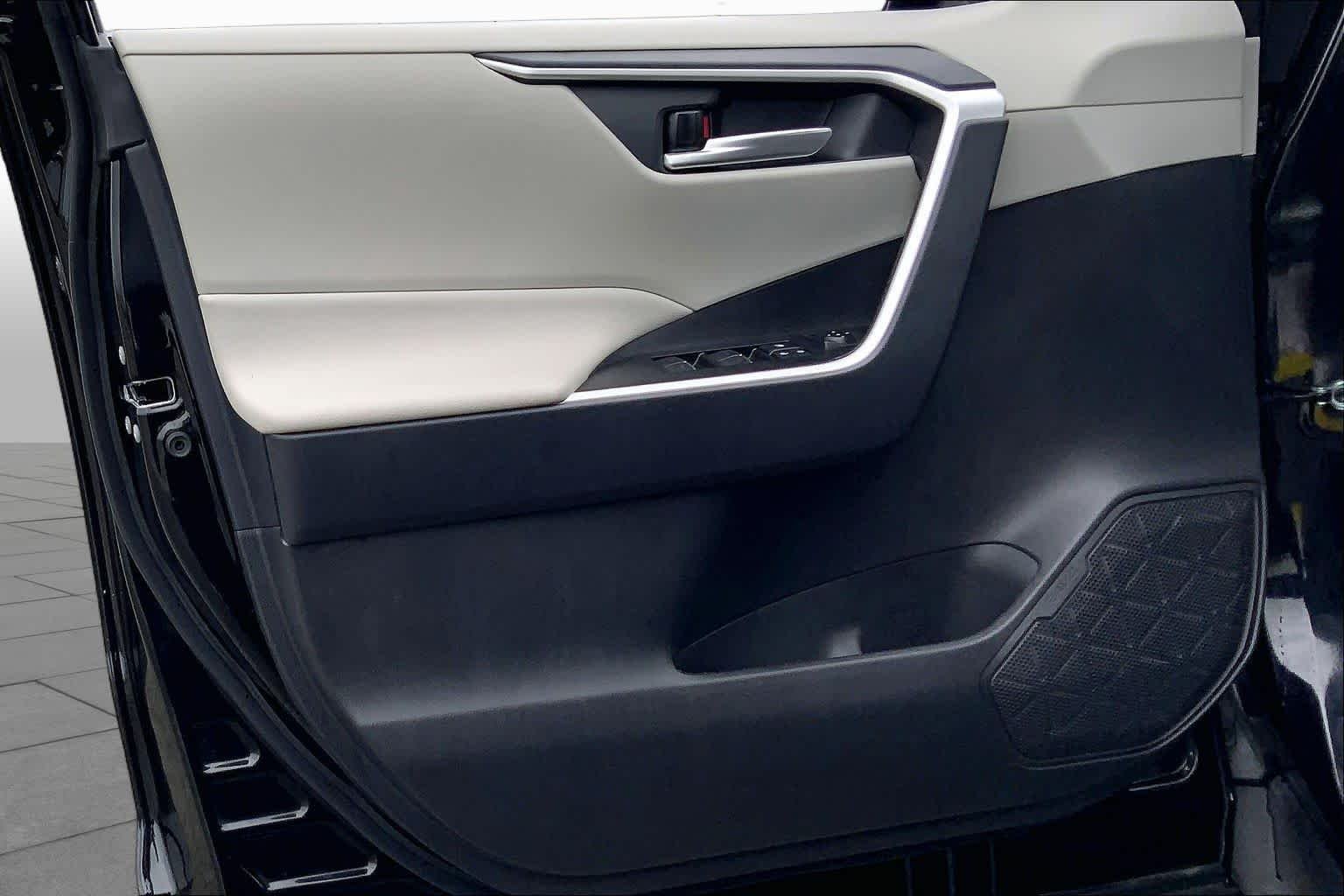Used 2025 Midnight Black Metallic Toyota XLE image 21