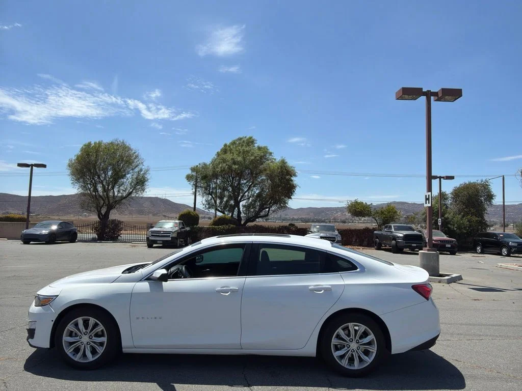 Used 2022 White Chevrolet LT image 3
