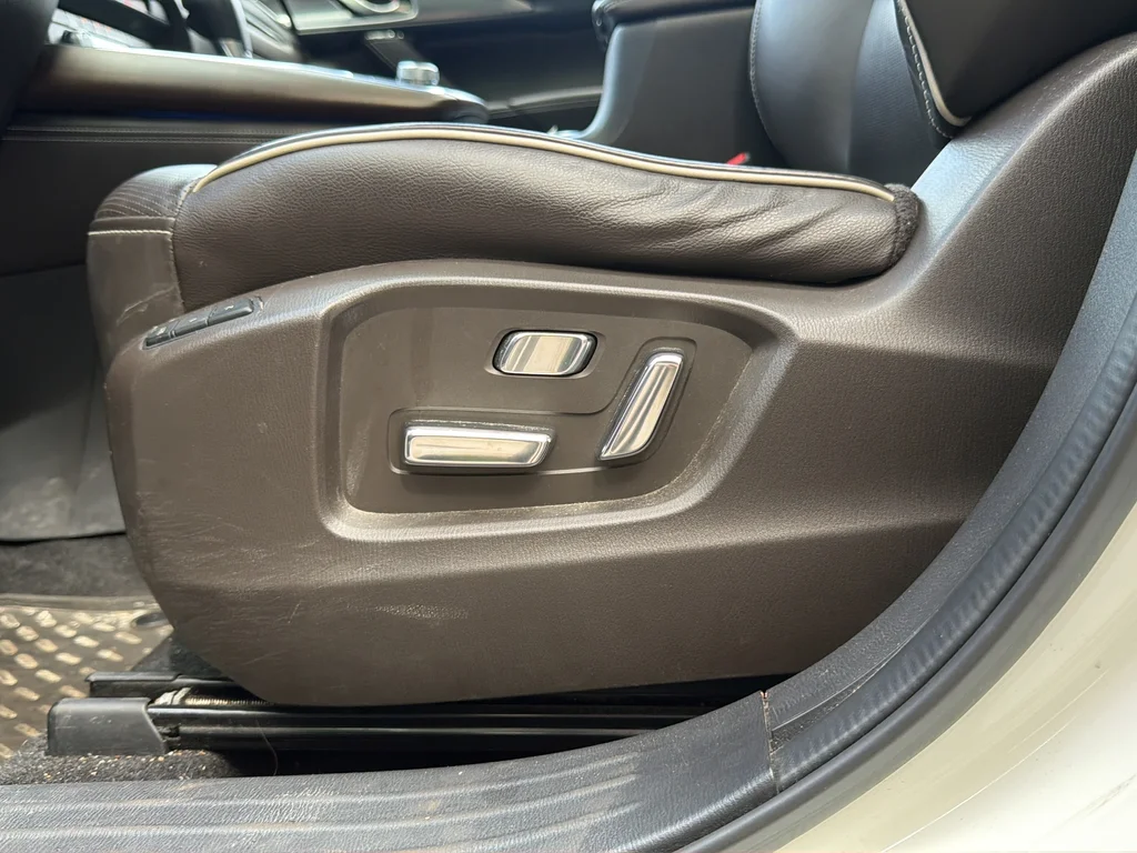 Used 2020 White Mazda Signature image 17