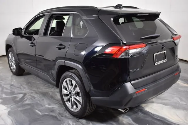 Used 2021 Black Toyota XLE Premium image 7
