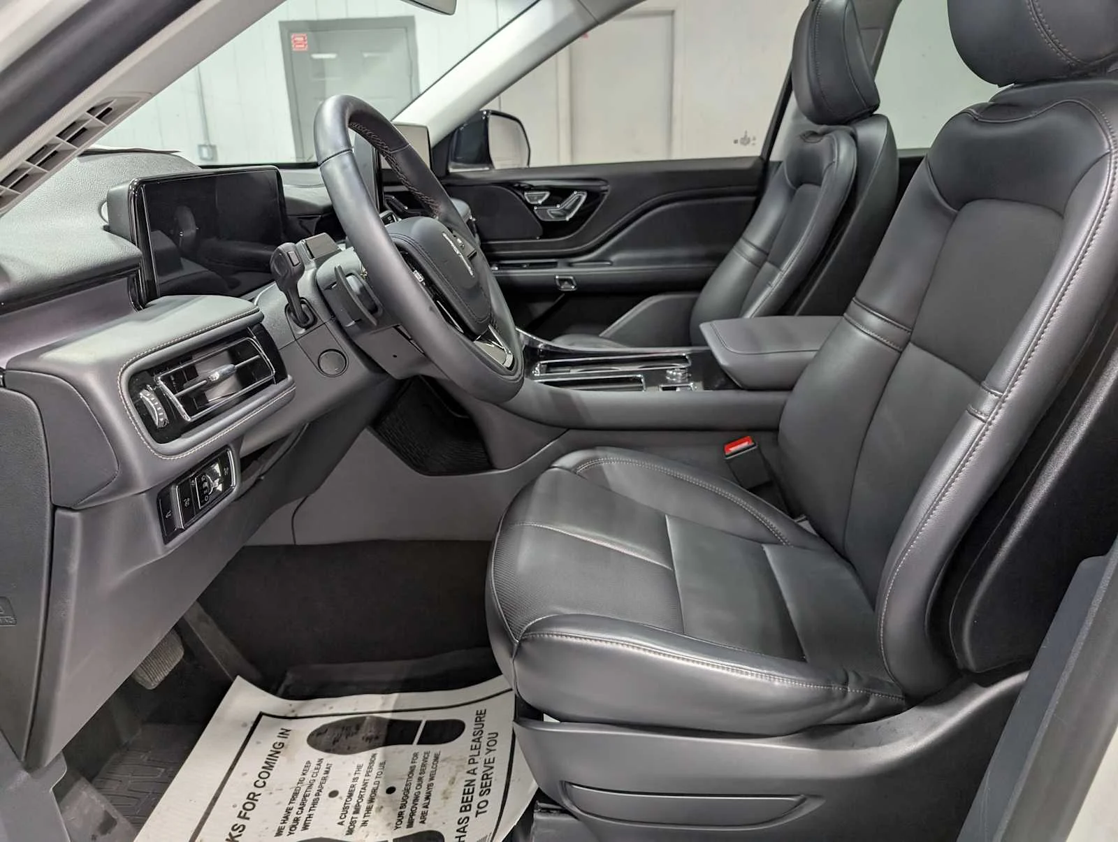 Used 2025 Pristine White Metallic Tri-Coat Lincoln Premiere image 4
