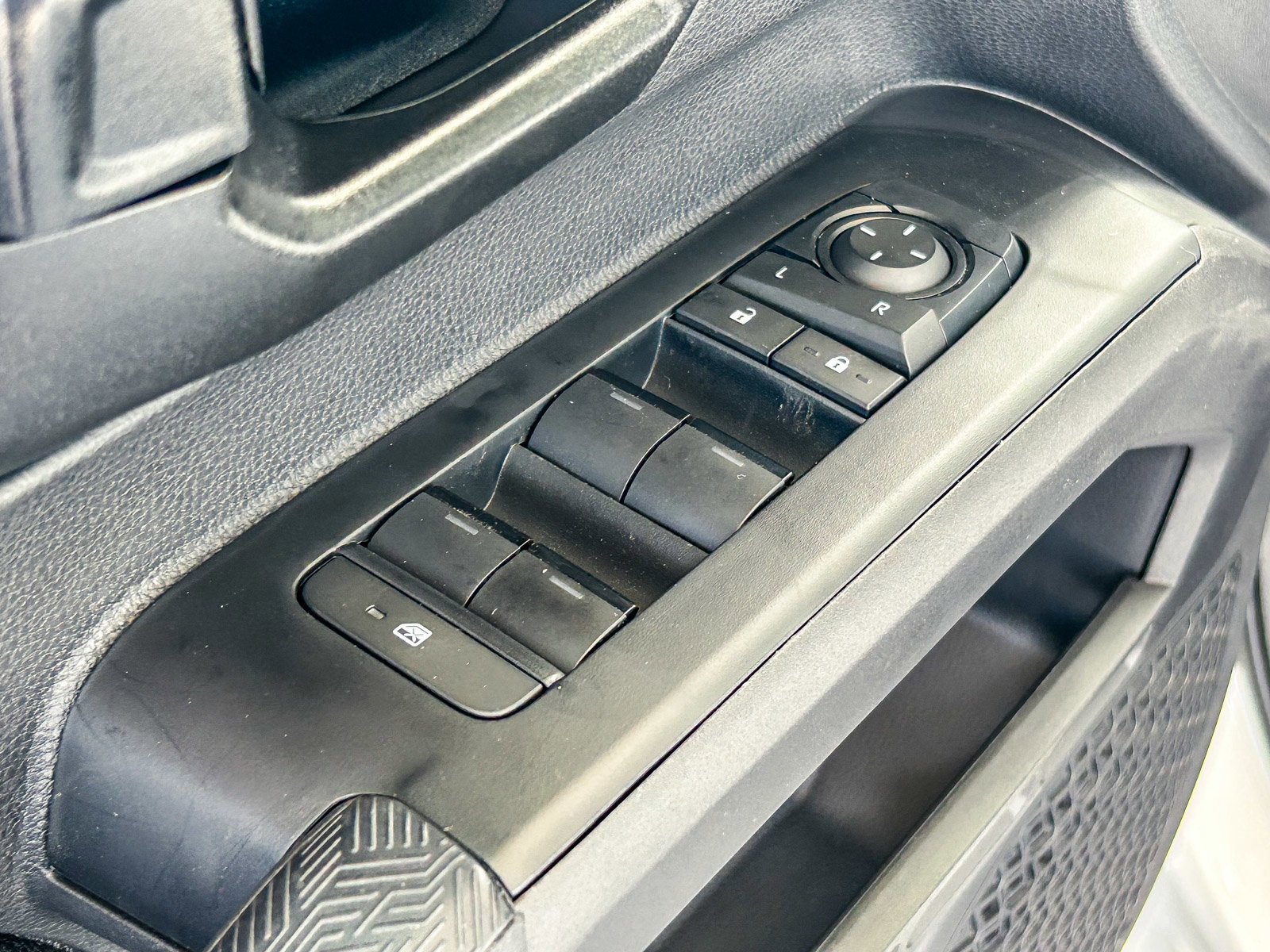 2026 Toyota Tacoma SR5 - Photo 25