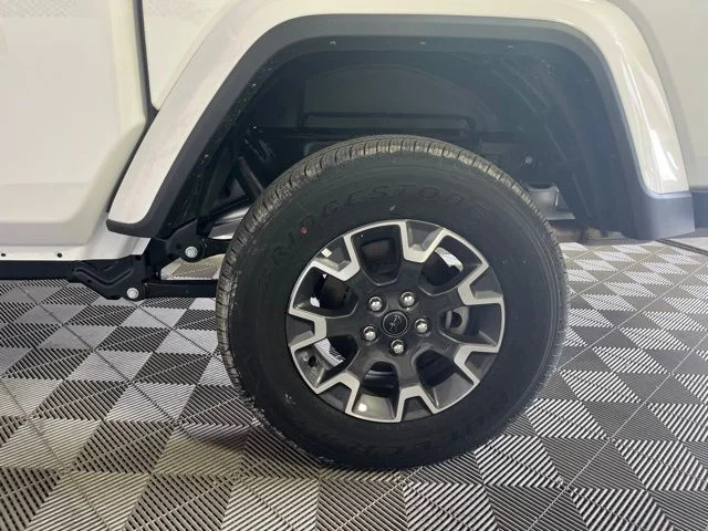 New 2026 Bright White Clear-Coat Exterior Paint Jeep Sahara image 68