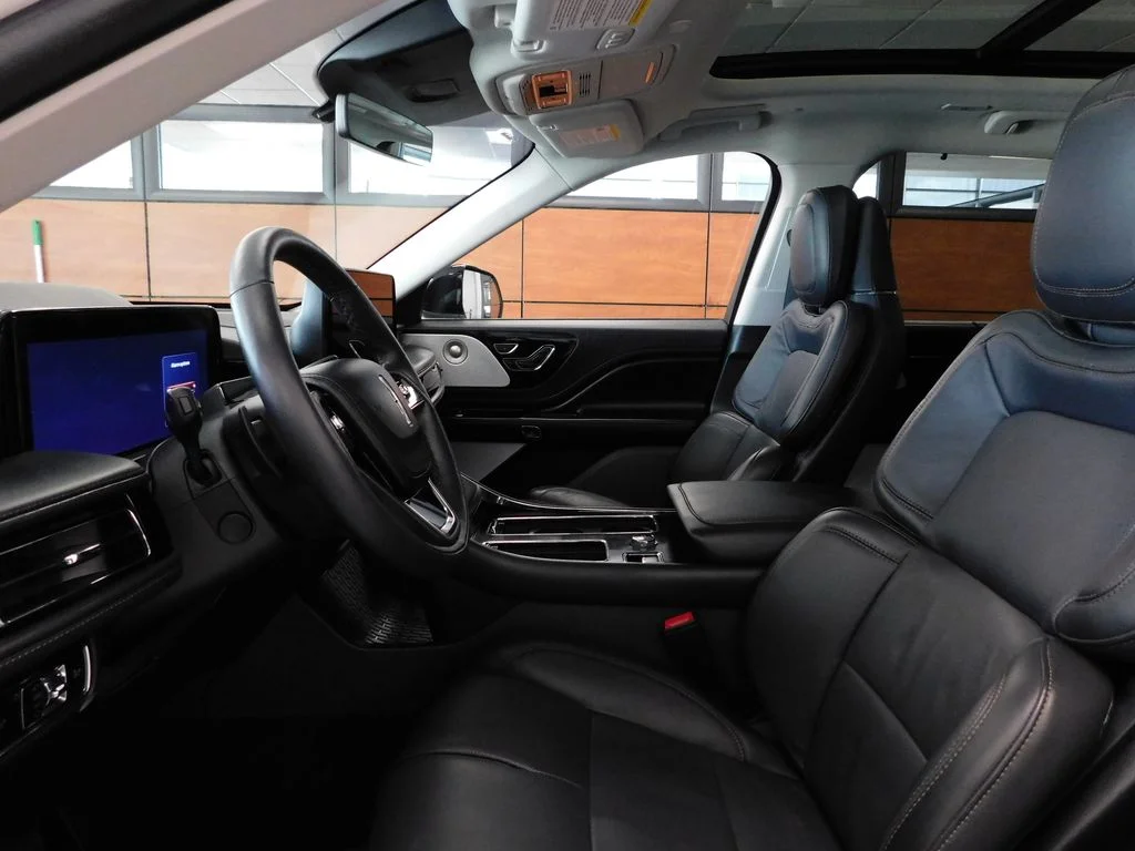 Used 2025 Pristine White Lincoln Reserve image 33
