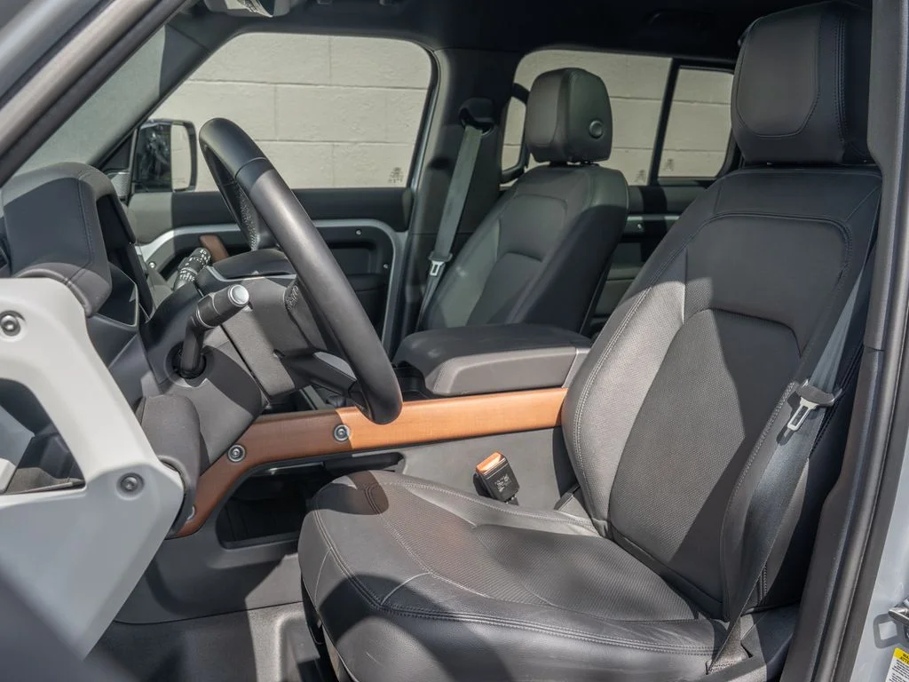 Used 2024  Land Rover SE image 5