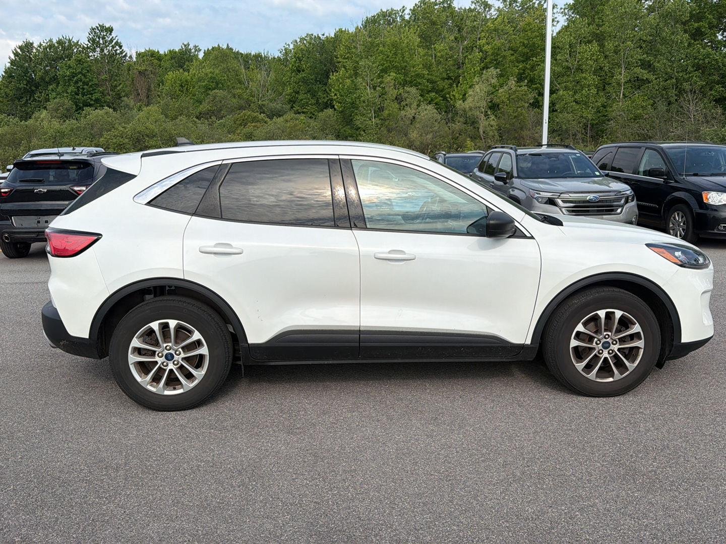 Used 2022 Star White Metallic Tri-Coat Ford SE image 3