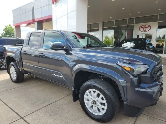Certified Used 2025  Toyota SR5 image 4