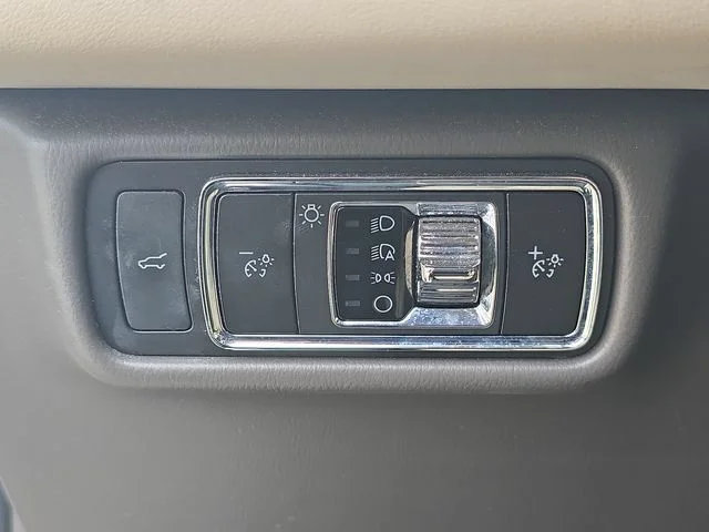 Used 2023 White Lincoln Reserve image 21