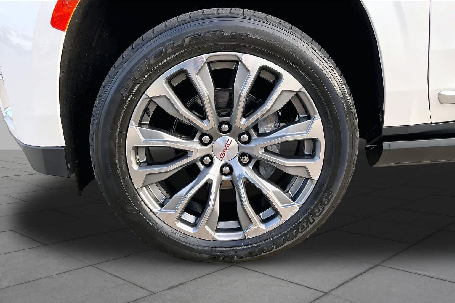 Used 2022 White Frost Tricoat GMC Denali image 11