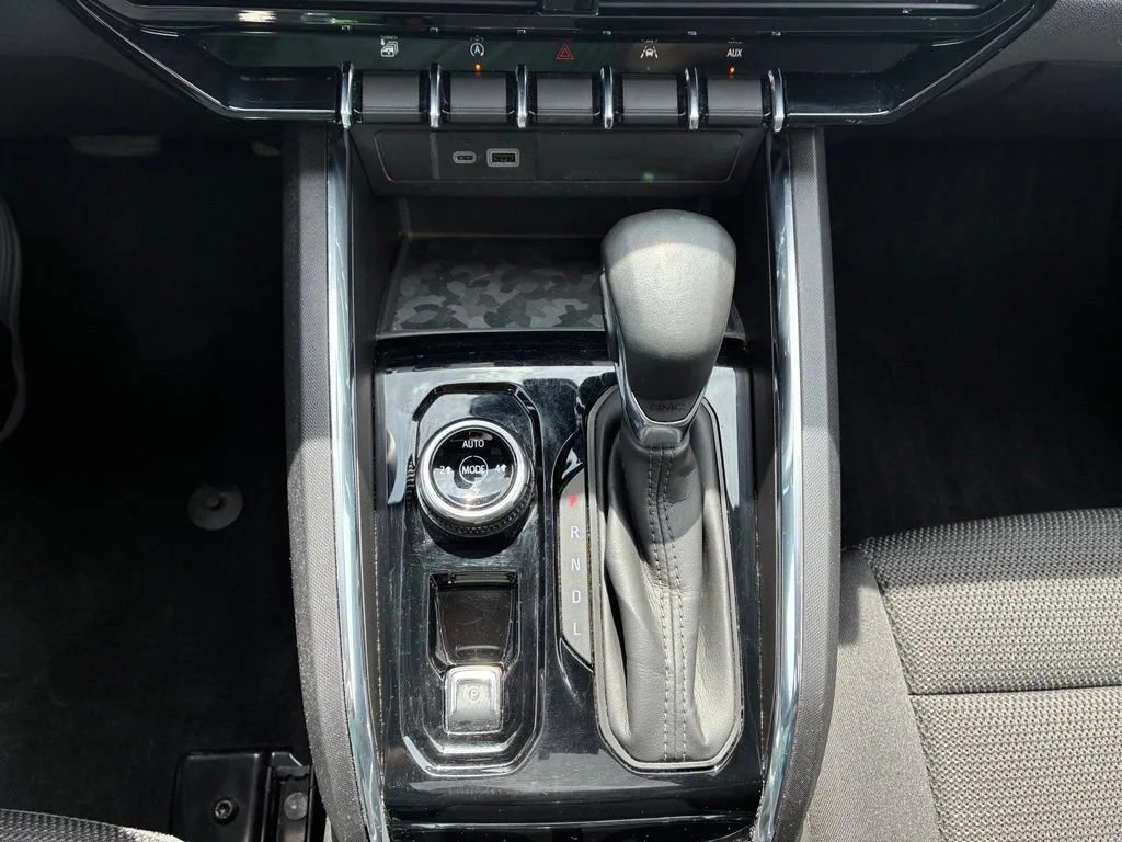 Used 2024 Summit White GMC Elevation image 40