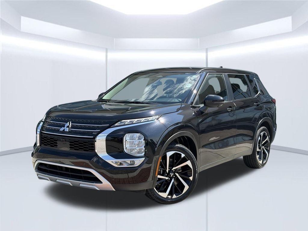 Used 2024 Silver Mitsubishi SE image 1