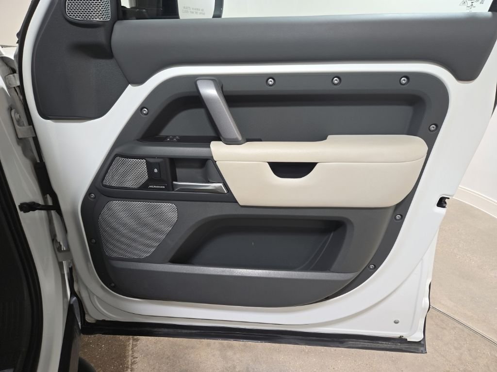 Used 2023 Fuji White Land Rover X-Dynamic SE image 30