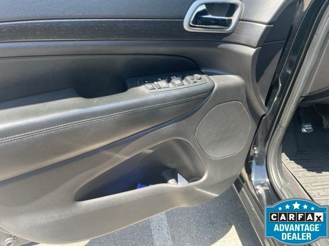 Used 2018 Diamond Black Crystal Pearlcoat Jeep Altitude image 16