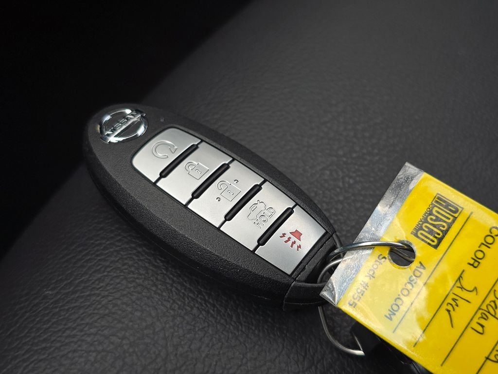 Used 2020 White Nissan 2.5 Platinum image 37
