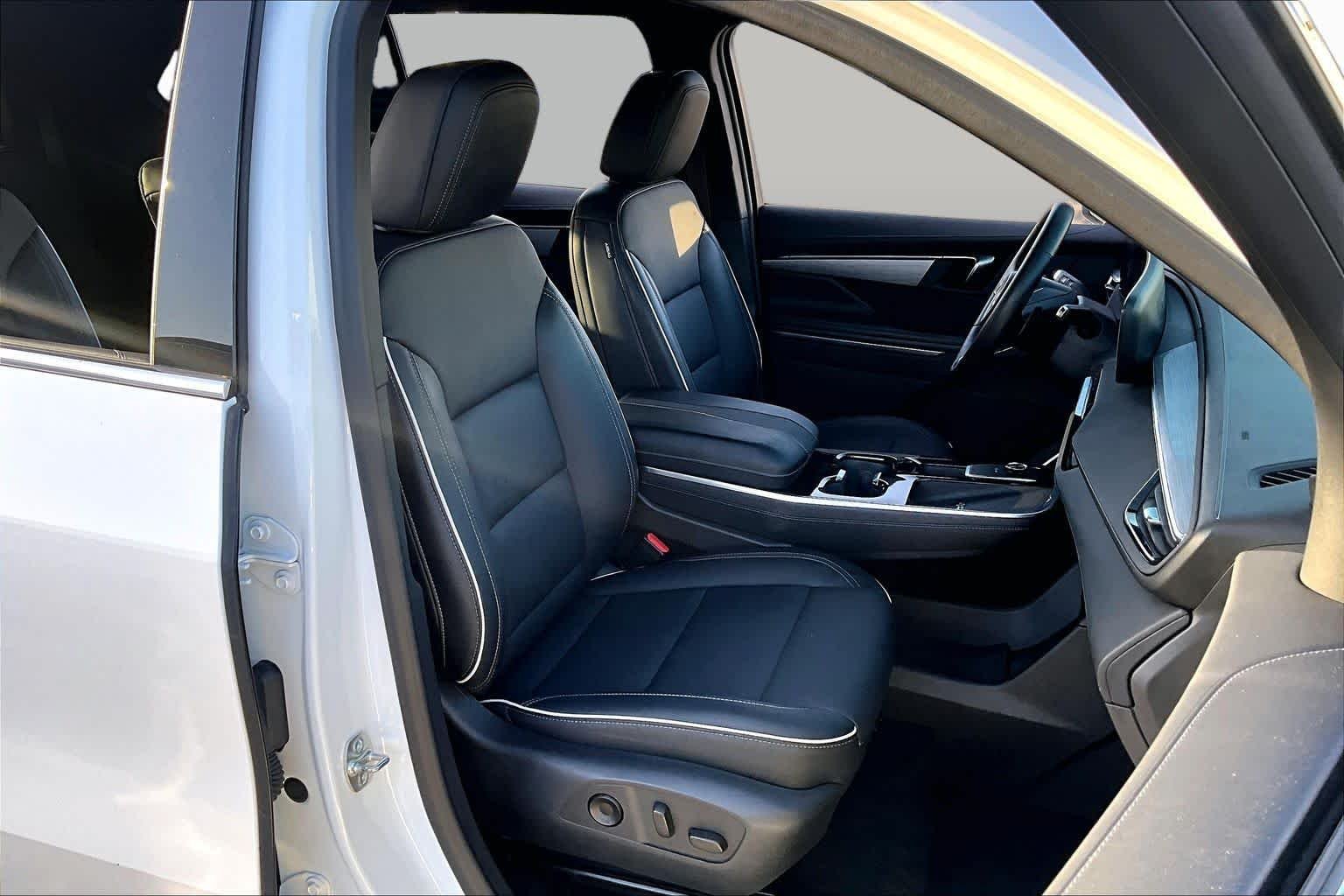 Used 2025 Summit White Buick Preferred image 9