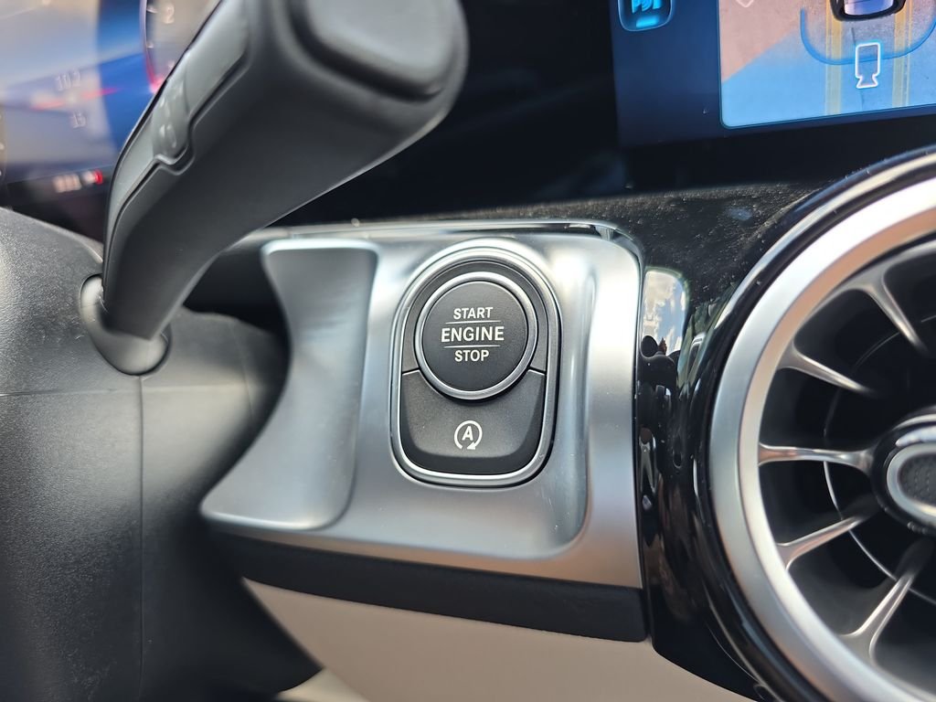 New 2026 White Mercedes-Benz GLB 250 image 25