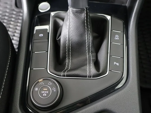 New 2025 Deep Black Pearl Volkswagen 1.5T SEL image 12