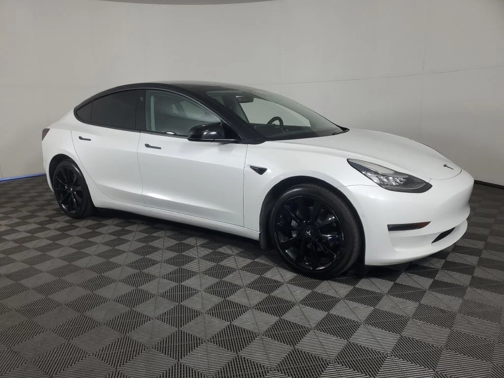 Used 2019  Tesla Standard Range Plus image 2