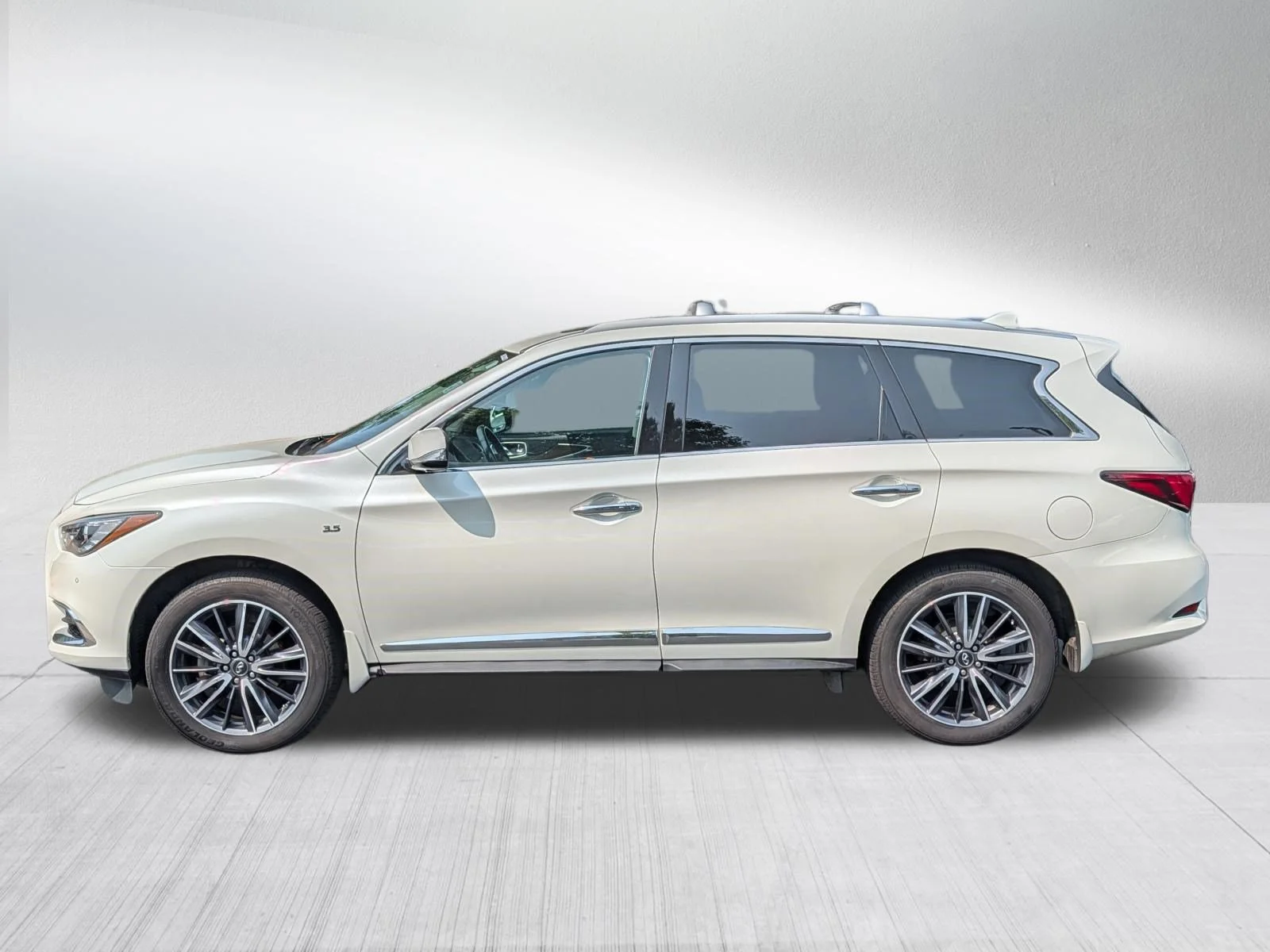 Used 2019 Majestic White INFINITI LUXE image 4