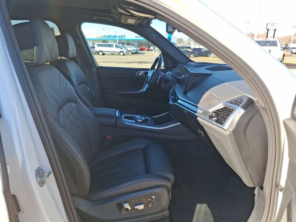 Used 2024 White BMW xDrive40i image 26