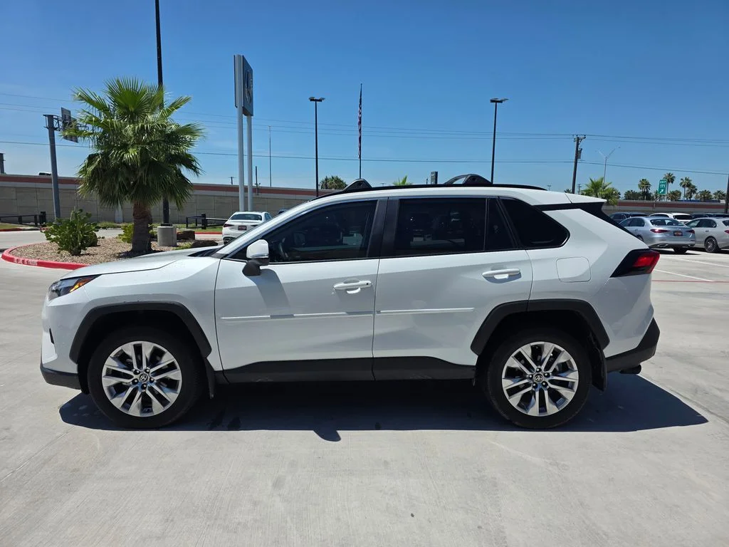 Used 2025 Beige Toyota XLE Premium image 3