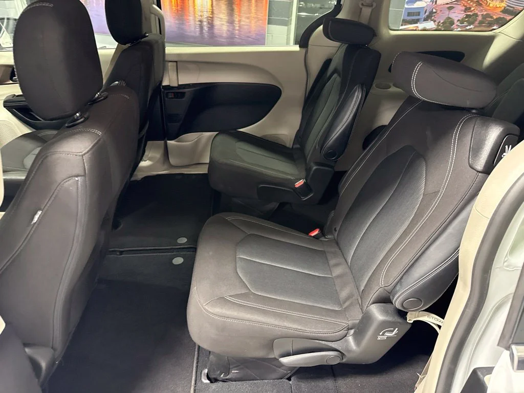 Used 2022 White Chrysler LX image 17